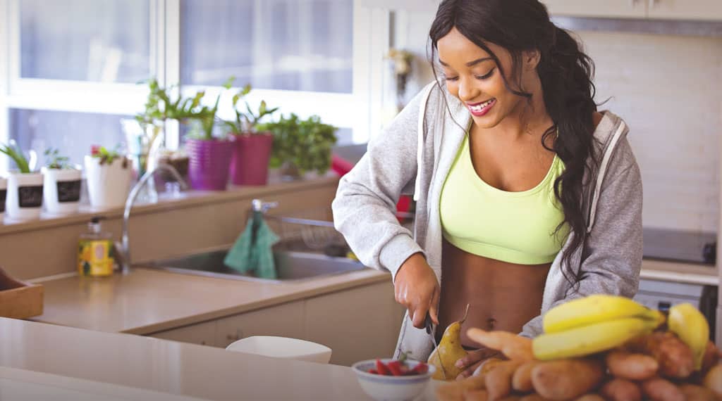 persona preparándose un plato con alimentos consiente