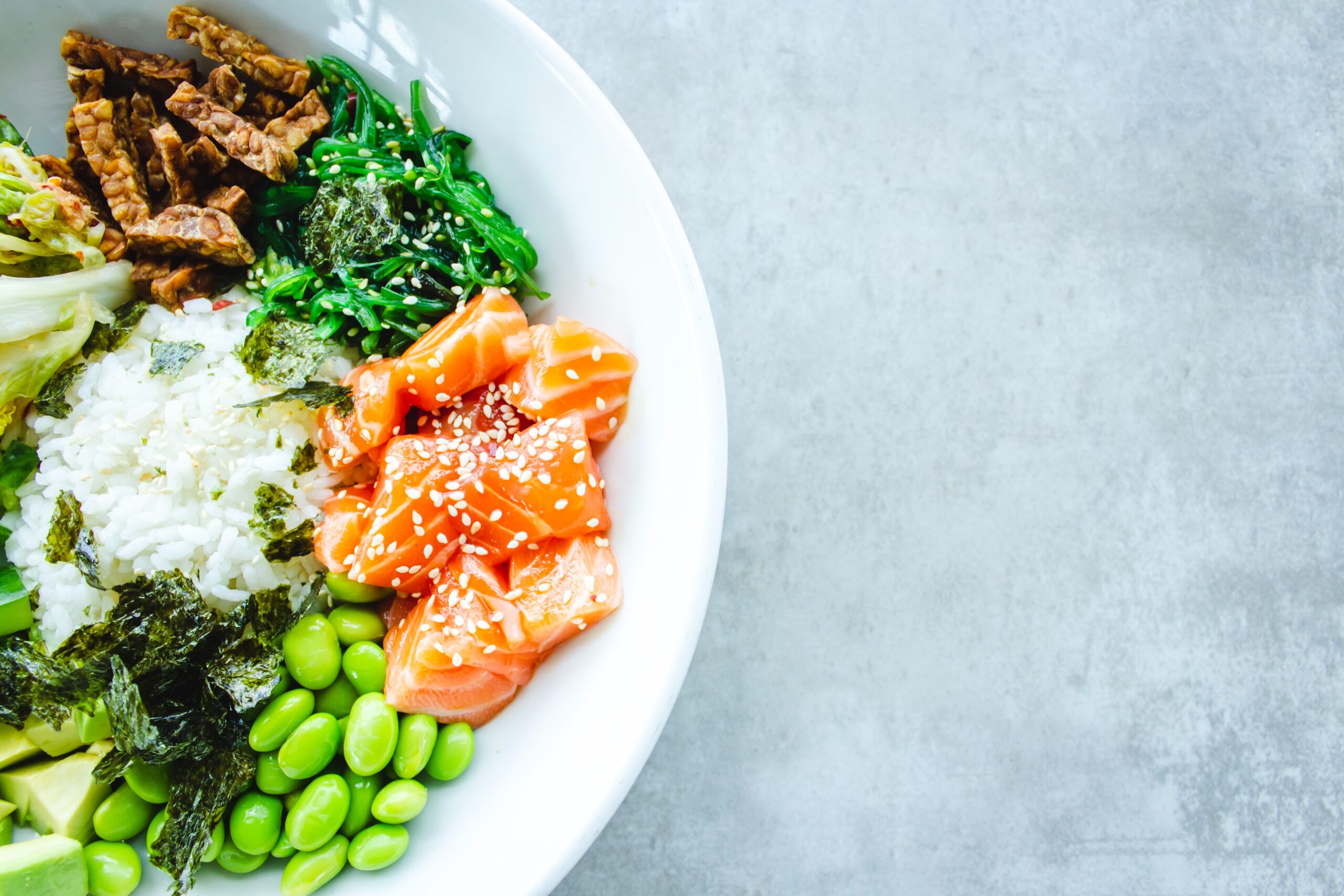 Plato de comida con micronutrientes balanceados 