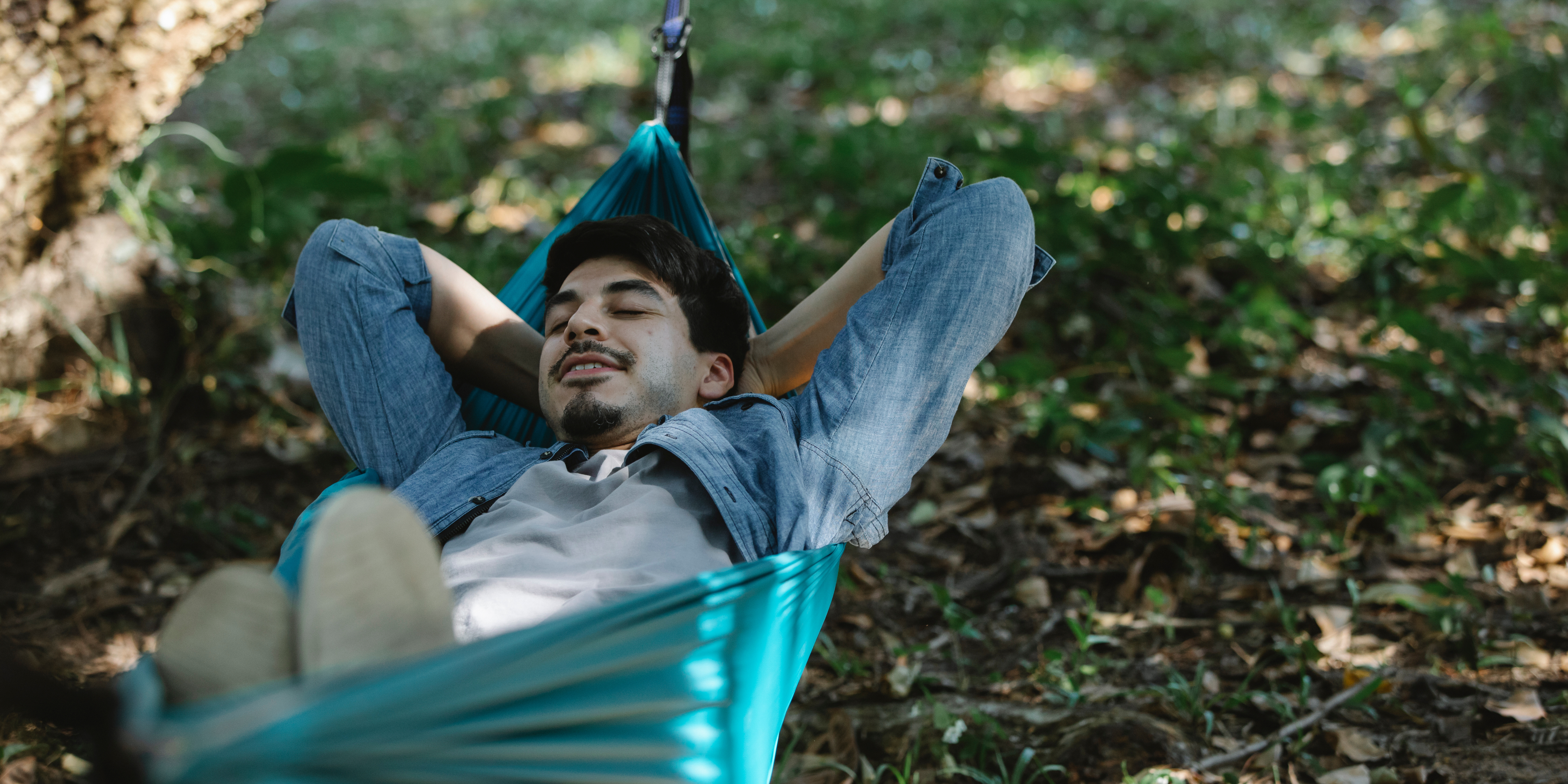 persona descansando en una hamaca al aire libre